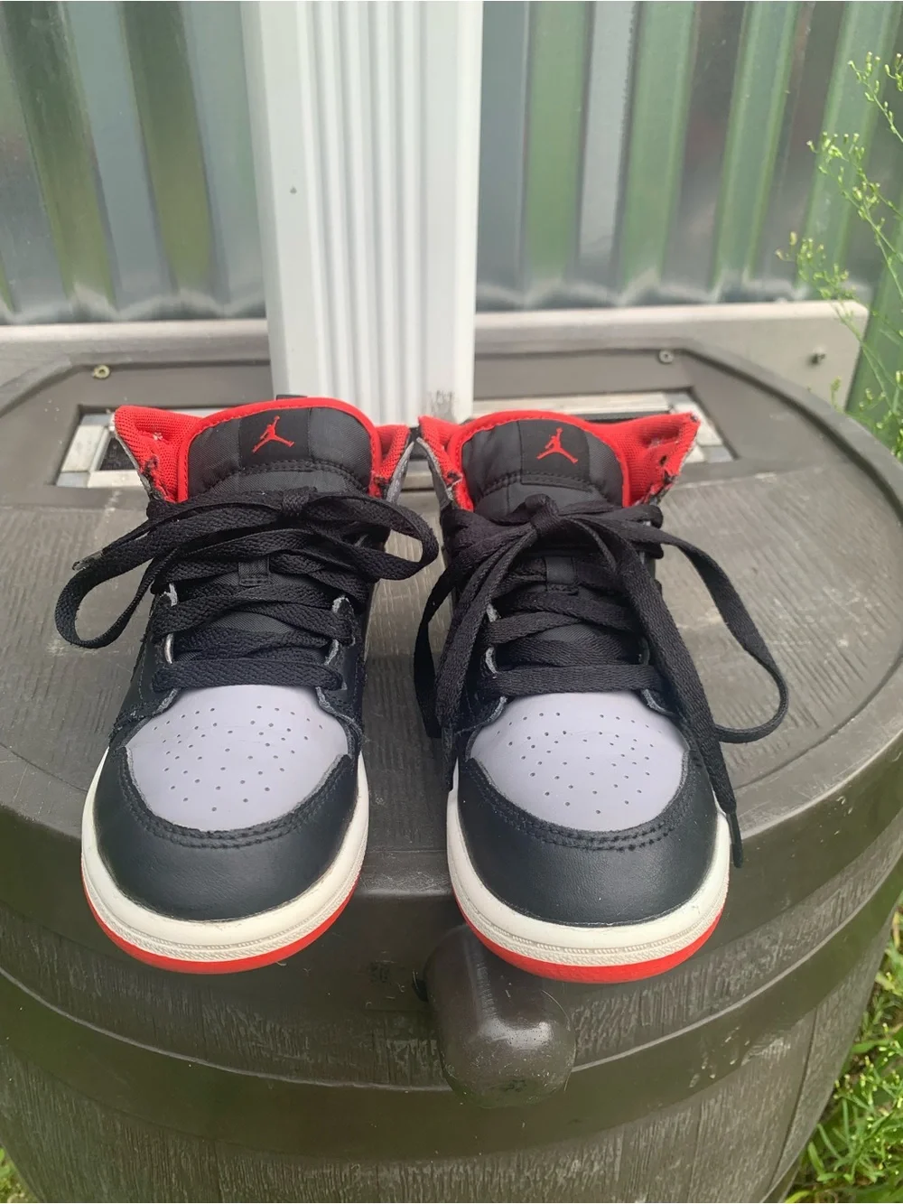 Kids Nike Jordan 1 Mid-Top Sneakers in Black, Gray and Red Size 1Y Nike 8424-006